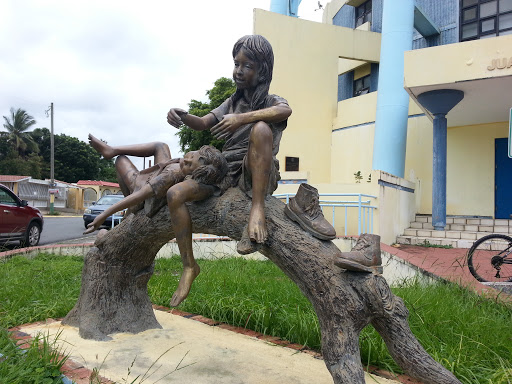 Story Time On A Tree Sculpture