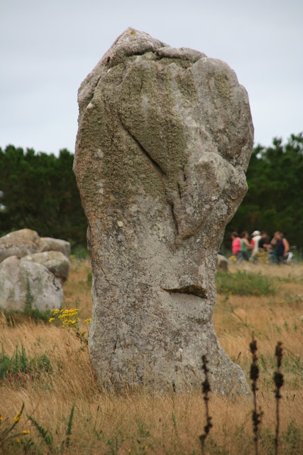 jeden z osamělých menhirů na kenných polích v Carnacu