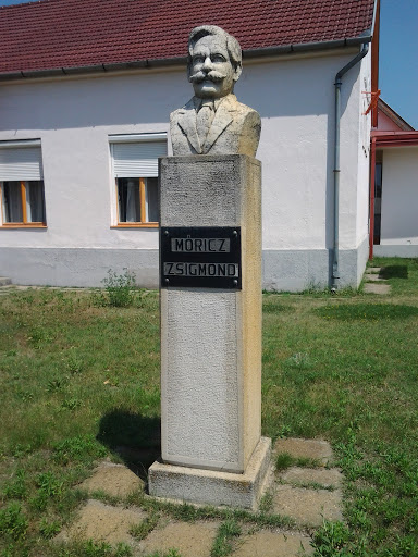 Statue of Zsigmond Móricz / Móricz Zsigmond Szobor