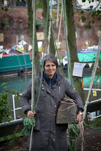 <p>
	jamie uninstalling 'vines'&nbsp; and weatherproof speaker, beside the Regents Canal at Camley St Park</p>
