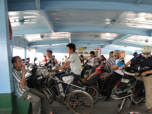 F�hre an der Yangpu bridge