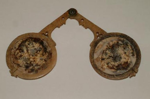 Las patillas de las gafas y su origen