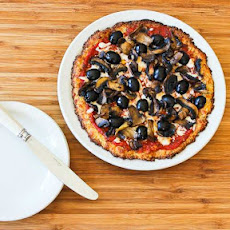 Recipe for Cauliflower-Crust Vegetarian Pizza with Mushrooms and Olives (Low-carb, Gluten-free)
