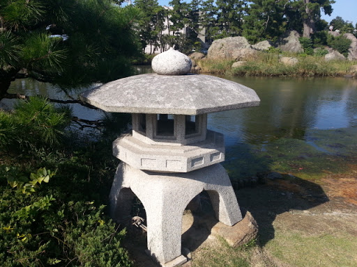 湊山公園の灯籠