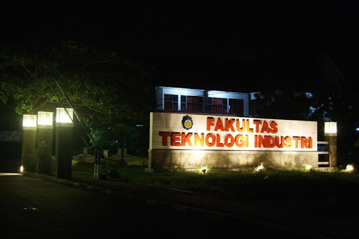 Fakultas Teknologi Industri Statue