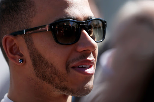 Lewis-Hamilton-sunglasses-650x433