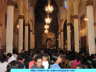 Fieles en la iglesia de las Lajas