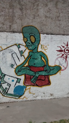 Alien Meditando