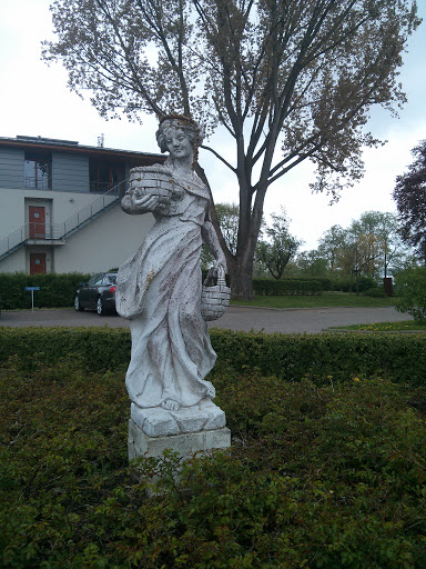 Statue Frau mit Körben