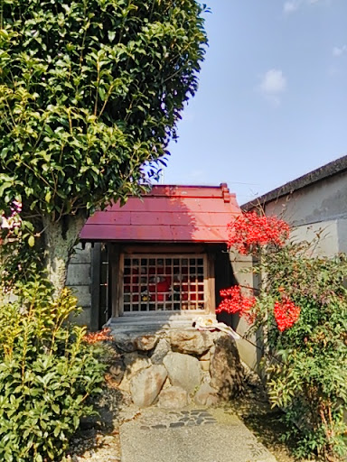 赤い屋根のお地蔵様の祠