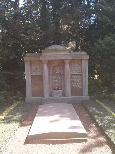 Gedenkstätte mit Säulen