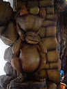 Monyet Jualan Buah Statue