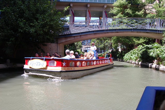 [Riverwalk Boat[3].jpg]