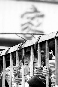 5月16日，任家坪收费站门口，一辆搬家公&shy;司的车辆装了满满一车人，几乎每个人经过北&shy;川县城撤离的时候，都会依依不舍地望着即将&shy;远离的家乡