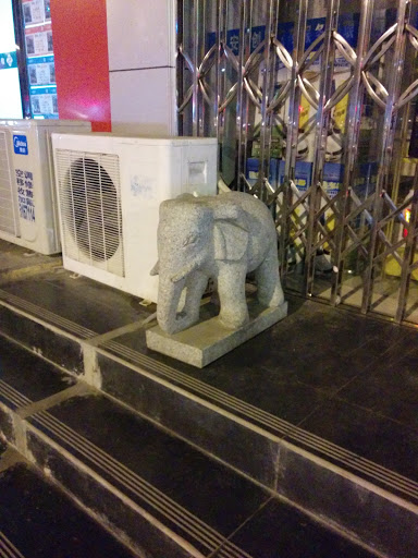 小象雕塑 左