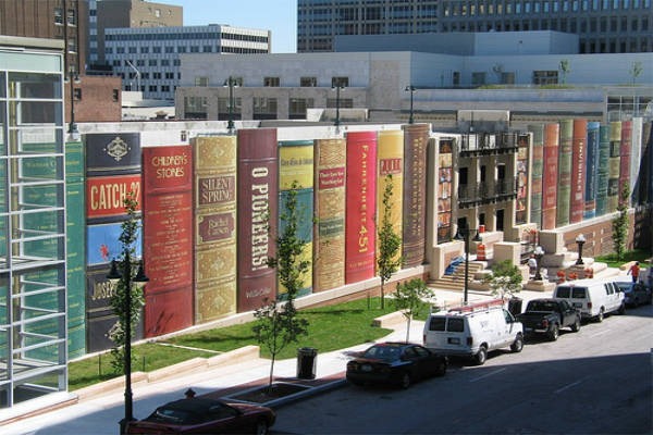 Estacionamento-Biblioteca-Kansas-Estados-Unidos-Fachada-Livros-2