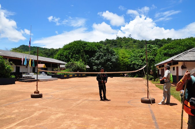 Imagini Thailanda: Curtea scolii din satul Huay Kee Lek si ghidul nostru din sat, tribul Akha, Thailanda
