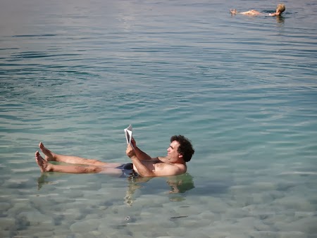 07. Plutind cu ziarul in mana pe Marea Moarta.JPG