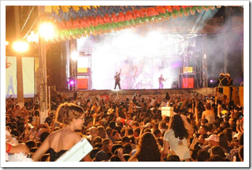 Multidão curte a apresentação do jovem cantor 