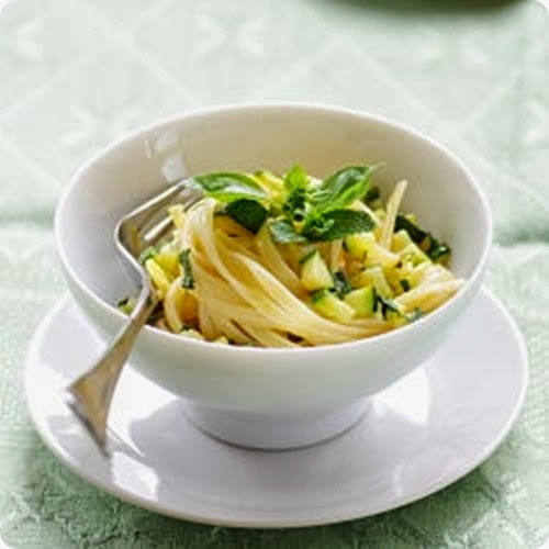 Linguine al pesto di zucchine mandorle e menta