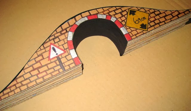Cardboard train tunnel bridge Tracks for thomas - Side image drawing 2