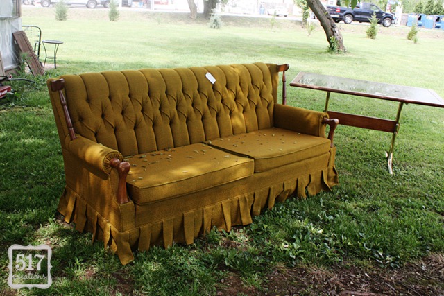 [lucketts%2520vintage%2520couch%255B4%255D.jpg]