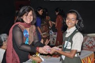 Mrs. Swati Naik giving away prizes