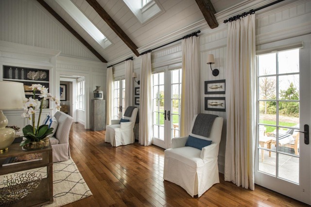 [dh2015_great-room_white-side-chairs-french-doors_h.jpg.rend.hgtvcom.1280.853%255B4%255D.jpg]