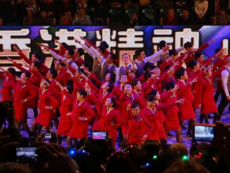 Parada Anul Nou Chinezesc: Stewardeze dansand