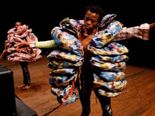 Une scène du spectacle "More more more plus" du chorégraphe congolais Faustin Linyekula