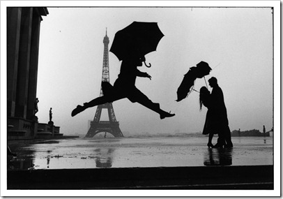 Elliott_Erwitt_Paris_1989_Tour_Eiffel