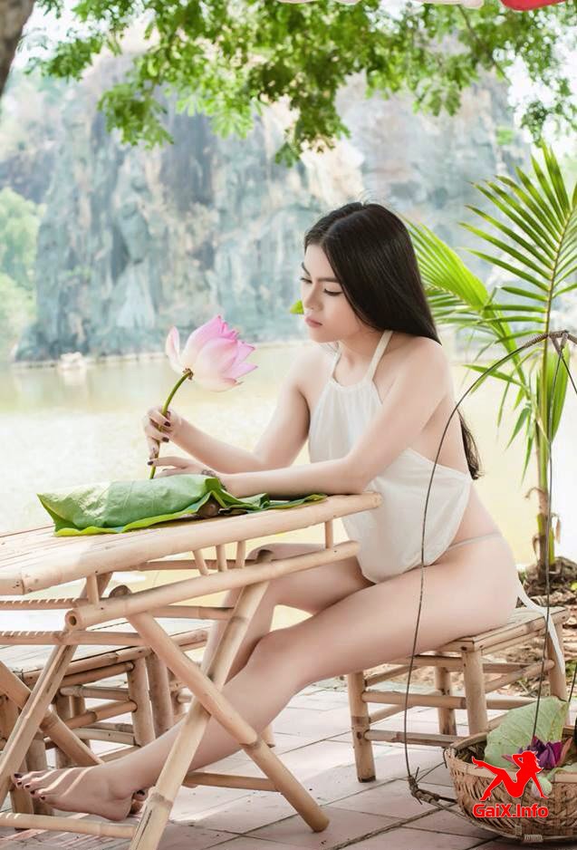 Vivian Nguyễn yếm mỏng lộ ngực!.. 