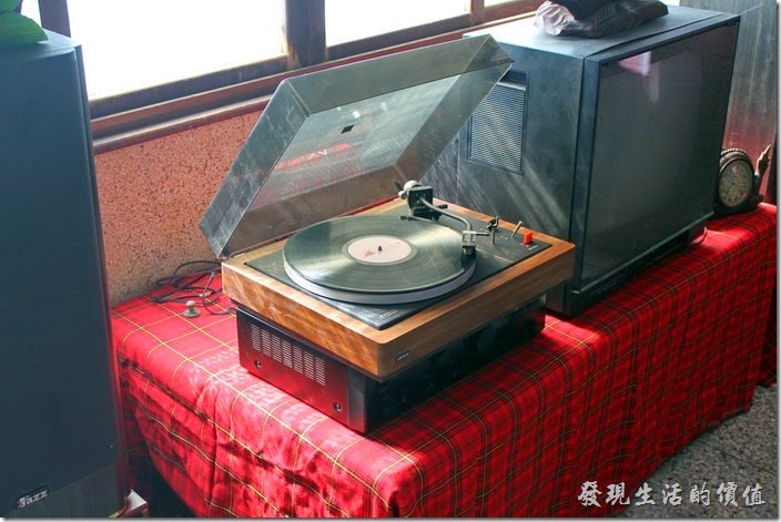 台南安平-運河路7號-創意市集 民宿。這台黑膠唱片留聲機還可以唱出蔡琴的歌聲。