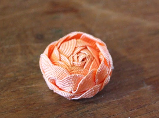 A large ric-rac rose bud - How To Make Ric-Rac Rose Jewelry | Lavender & Twill