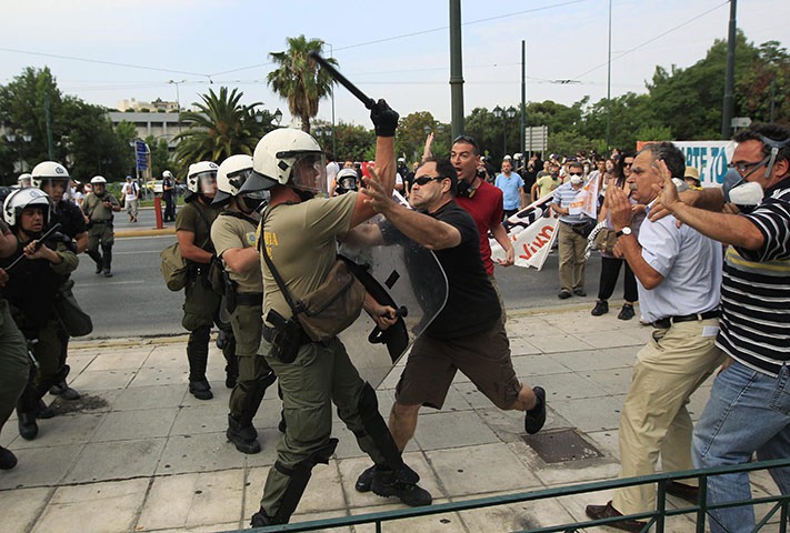 [Protesters-clash-with-pol-003%255B2%255D.jpg]