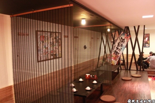 台南-花川日本料理。餐廳二樓基本上規劃為類似和式座椅的隔間，環境很優雅，但人多的時候就顯得有點吵雜了。