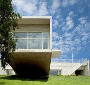 casa con fachada de hormigon en voladizo