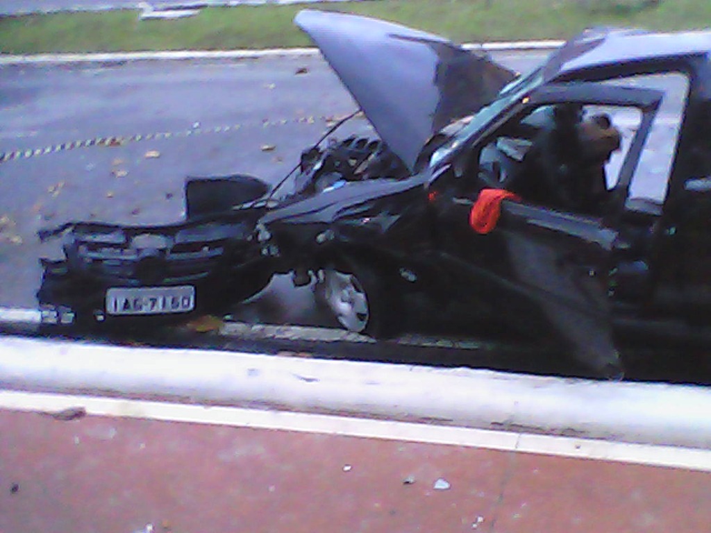 [VE%25C3%258DCULO%2520DESTRUIDO%2520NA%2520AV.%2520BEIRA%2520MAR%2520%25286%2529%255B3%255D.jpg]