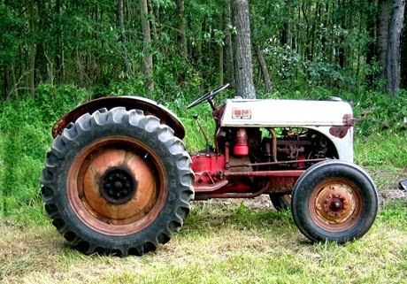 Ford_8N_tractor,_side_view