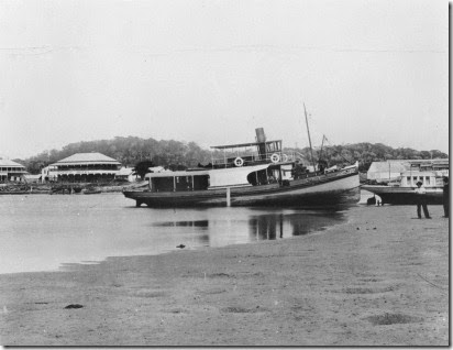 StateLibQld_1_298459_Steamboat_beached_on_the_Tweed_Heads_shoreline,_ca._1900