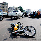Une moto accidentée abandonnée sur le boulevard du 30 juin à Kinshasa. Blessés les motards et ses passagers ont étés acheminés à l'hôpital général de Kinshasa, Ph. John Bompengo