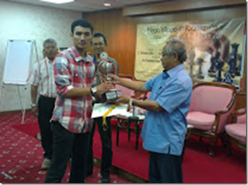 Muhd Khairul Helmi receiving his first prize from YB Dato' Hj Abdul Manan b Ismail, Paya Besar Parlimen Rep