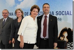A presidente Dilma Roussef e Carlos Ferrari, presidente do Conselho Nacional de Assistência Social, durante cerimônia
