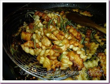 Patate fritte con aglio fresco e rosmarino alla crema di zucca e zenzero (7)