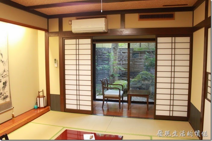 日本北九州-由布院-彩岳館。拉開和室的木門，外面還有個獨立的小庭院，可以跟老婆作在這裡喝茶聊是非。
