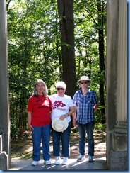 6845 Quebec - Gatineau Park - Mackenzie King Estate -Karen, Anne & Jim at the L'Arc de Triomphe