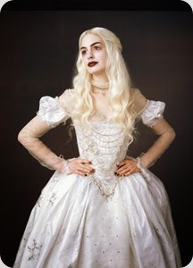 una-foto-promo-di-anne-hathaway-nel-ruolo-della-regina-bianca-per-il-film-alice-in-wonderland-158993
