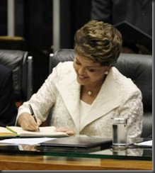 Dilma,assinando