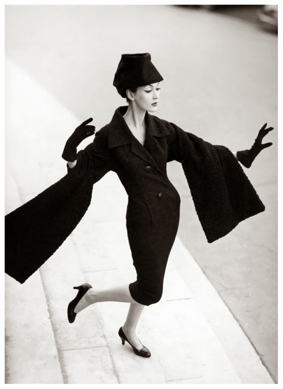 [dovima-dress-by-christian-dior-photo-by-avedon-grand-palais-paris-august-1955%255B4%255D.jpg]