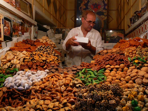 Bazar vanzator dulciuri 